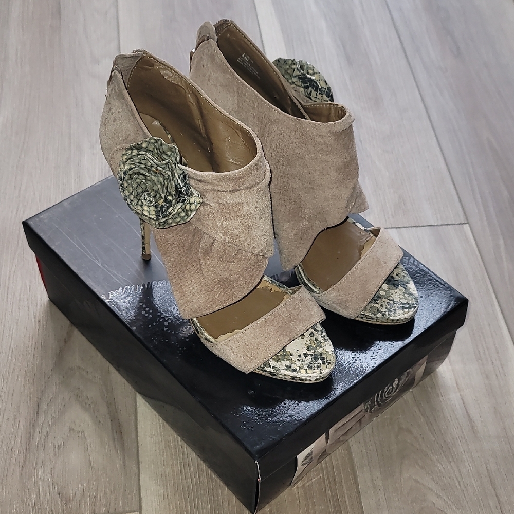 Stylish Tan and Green Women's Heels